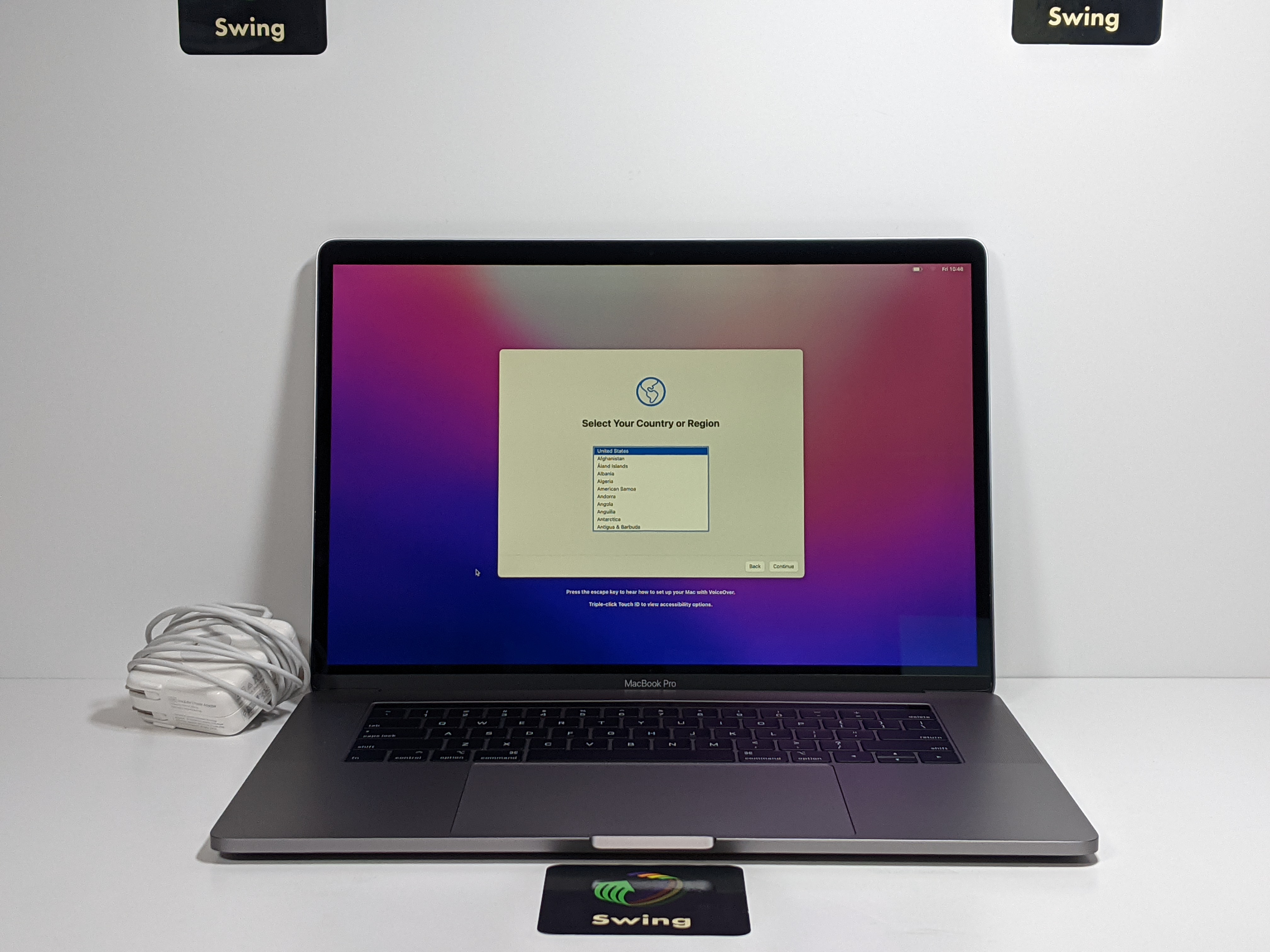 pic of 2018 Apple Macbook Pro 15 i7 2.60GHz 512GB SSD 16GB Radeon 560x Touchbar 55Cycle